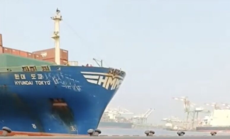 活久见！驾驶员醉酒导致台湾海运集装箱船装上高雄港码头