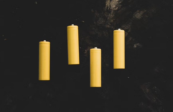 中港物流深圳皇岗口岸查获电池、油漆危险品