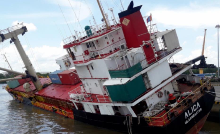 越南海运胡志明市港口货船倾覆,18个集装箱掉入河中！