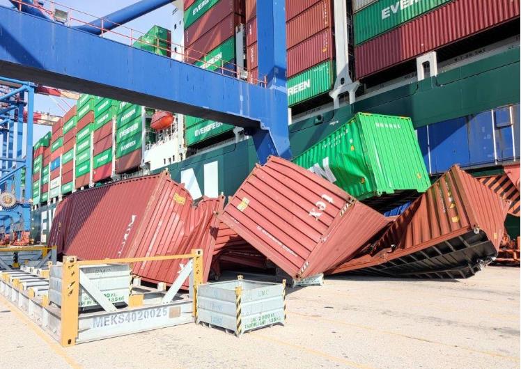 突发!长荣EMC一美国海运货船在台北卸船时集装箱倒塌并损坏严重